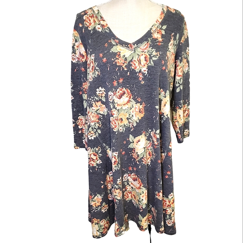 BOBEAU | Women's gray with floral print v-neck sweater dress. Size large.
